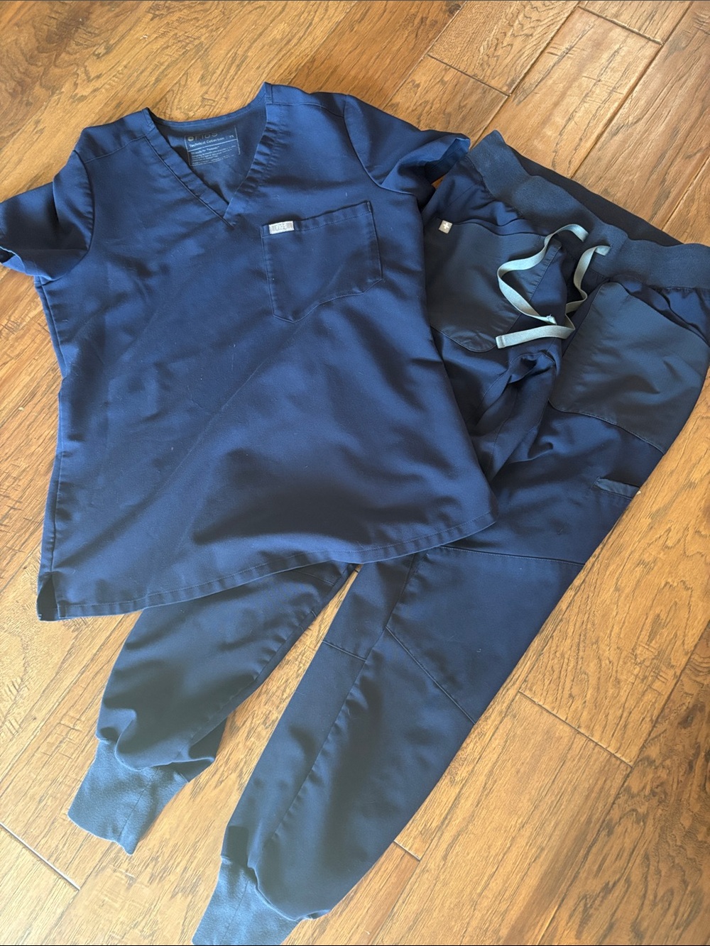 Figs Women's Scrub Set - Comfortable V-Neck Top & Jogger Pants XS top XS bt